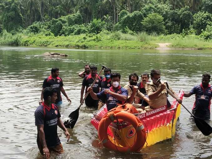 കുപ്പികൾ കൊണ്ടു നിർമ്മിച്ച ബോട്ട് (ചിത്രം 2)