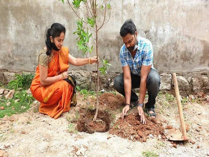 మొక్కలు నాటుతున్న సినీనటుడు మధు