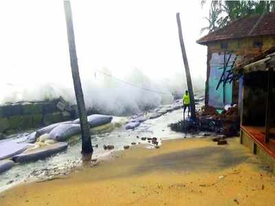 മഴയോടൊപ്പം ശക്തമായ  കടലാക്രമണം; പൊന്നാനിയില്‍ ഇരുപതോളം വീടുകള്‍ തകര്‍ന്നു