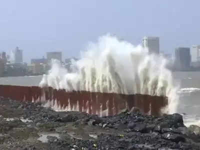 High Tides Hit Marine Drive: मुंबईच्या समुद्रात उसळल्या उंचच उंच लाटा; किनाऱ्यावर जाण्यास बंदी