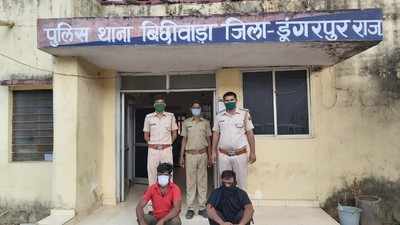 गद्दों में छुपी मिली लाखों की शराब, पुलिस ने की जब्त