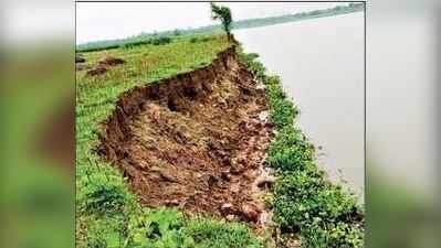 দু’দশক পর ভাঙন শুরু, গ্রামছাড়া হওয়ার আশঙ্কা