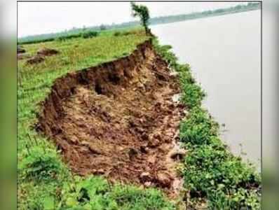 দু’দশক পর ভাঙন শুরু, গ্রামছাড়া হওয়ার আশঙ্কা