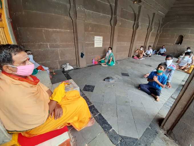 devotees on ramkunda