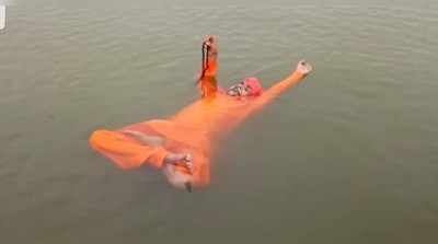 विश्‍व योग दिवस पर जल योग की झलक, गंगा की लहरों पर लगाया पद्मासन
