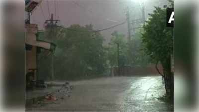 Delhi Weather Update: राजधानी के कई इलाकों में बारिश, गर्मी से मिली राहत