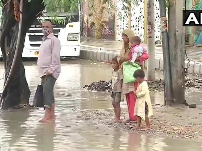 ​पैदल जाने का भी रास्ता नहीं