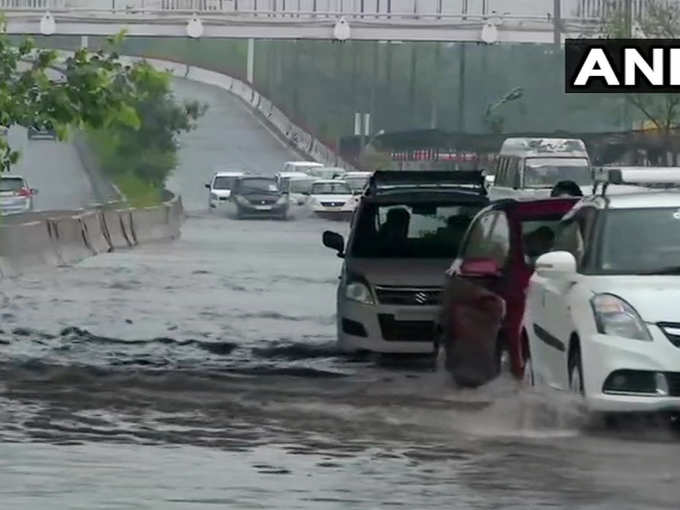 जलभराव और जाम से जूझे दिल्लीवाले