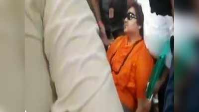 BJP ऑफिस में साध्वी प्रज्ञा की तबीयत बिगड़ी, बेहोश होकर गिरीं