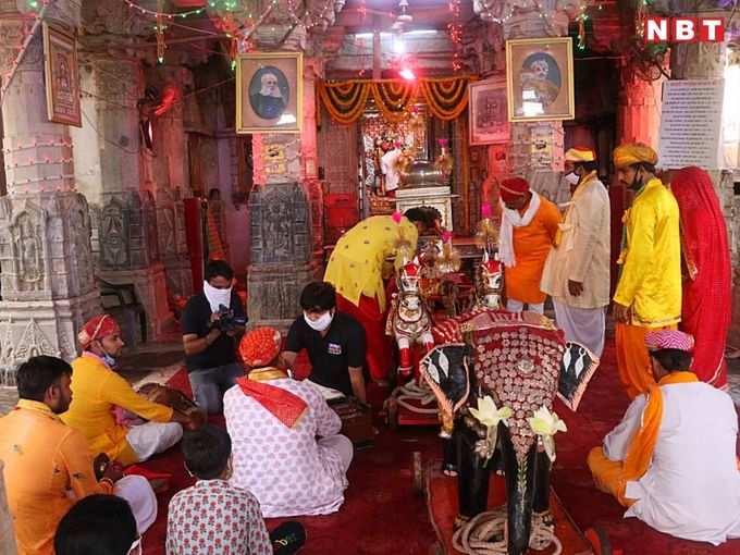 विधि विधान से निज मंदिर से आए बाहर