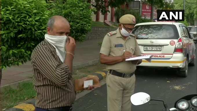 दिल्ली: कोरोना वायरस महामारी में दिल्ली पुलिस मास्क न लगाने वाले लोगों से जुर्माना वसूल रही है। दिल्ली पुलिस मास्क न लगाने पर धारा 188 में पहली बार 500 रुपये और दूसरी बार 1,000 रुपये का जुर्माना लगा रही है।