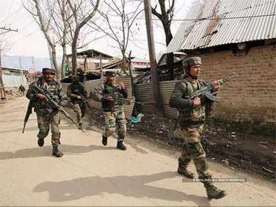 जम्मू-कश्मीर: सोपोर में सुरक्षाबलों का सर्च ऑपरेशन, पकड़े गए लश्कर के आतंकियों के चार मददगार