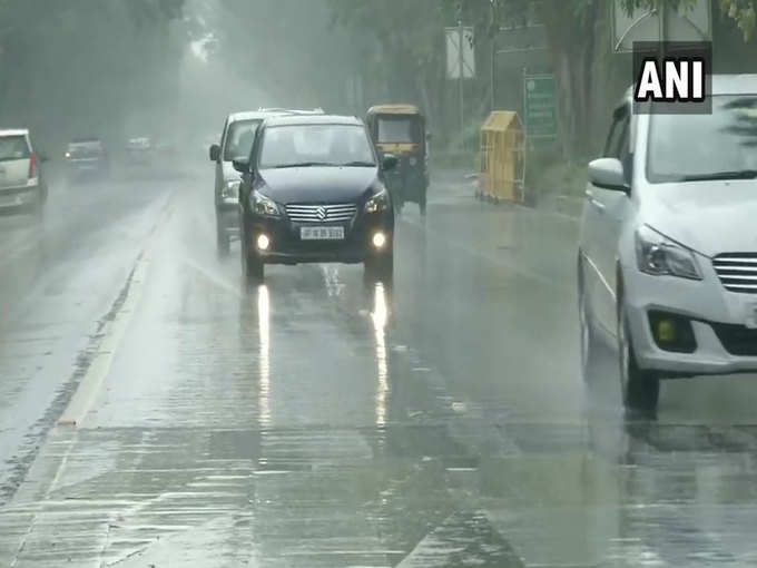 दिल्ली-NCR में इस समय बारिश हो रही है जिसके बाद मौसम काफी सुहाना हो गया है।