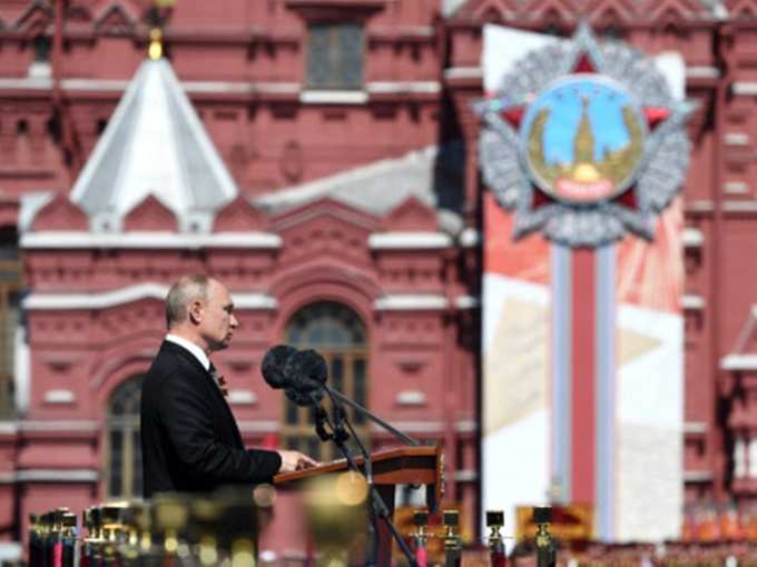 ​रूसी राष्ट्रपति ने किया परेड का निरीक्षण