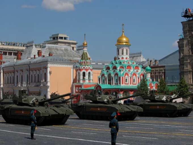 रूसी टी-14 आर्माटा टैंक ने परेड में लिया हिस्सा