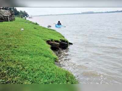 হুগলি নদীর পাড়ে ভাঙন, বিপন্ন শ্মশান, জনবসতিও