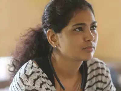 शर्मनाक: रेहाना फातिमा ने अपने बच्चों से कराई न्यूड पेंटिग, केस दर्ज