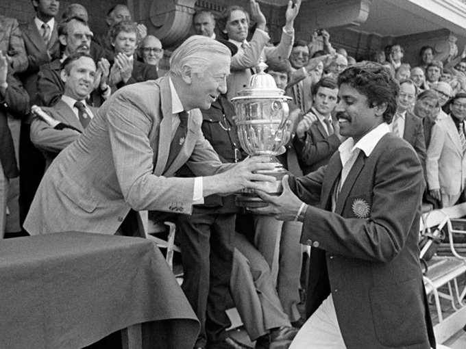 kapil dev with world cup trophy