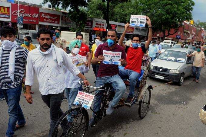 चंडीगढ़: कार को खींच रहा रिक्‍शा