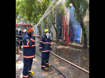 मुंबईः परेल में कमर्शल बिल्डिंग में भीषण आग, 8 फायर टेंडर मौके पर