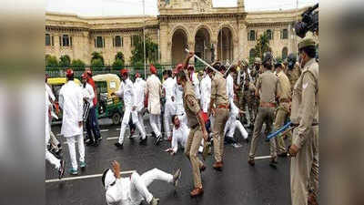 लखनऊ: SP कार्यकर्ताओं पर पुलिस ने बरसाईं लाठियां, अखिलेश बोले घोर अलोकतांत्रिक