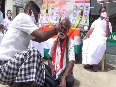 எல்லையில் வீரமரணம்: நூதன முறையில் அஞ்சலி செலுத்திய காங்கிரஸ் கட்சியினர்