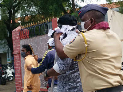 Anil Deshmukh दलित कार्यकर्ते आक्रमक; गृहमंत्री देशमुखांचा ताफा रोखण्याचा प्रयत्न