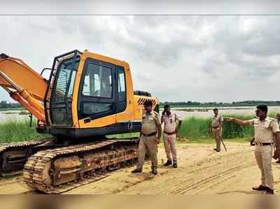 আনলকে নিয়মের দফারফা, বর্ষায় বাঁধ ঘেঁষে উঠছে বালি