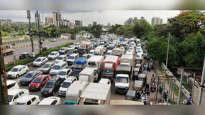 traffic jam : मुंबईत नाकाबंदी, वाहनांची जप्ती; मुंबईकरांनो घराबाहेर पडू नका!