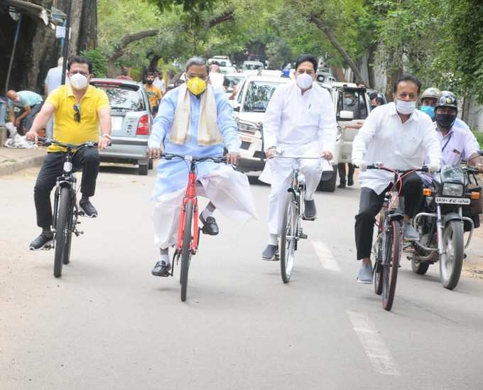 ಸೈಕಲ್‌ ತುಳಿಯುತ್ತಾ ಪ್ರತಿಭಟನೆಗೆ ಸಾಥ್‌ ನೀಡಿ ಮಾಜಿ ಮುಖ್ಯಮಂತ್ರಿ ಸಿದ್ದರಾಮಯ್ಯ, ಶಾಸಕ ಜಮೀರ್‌