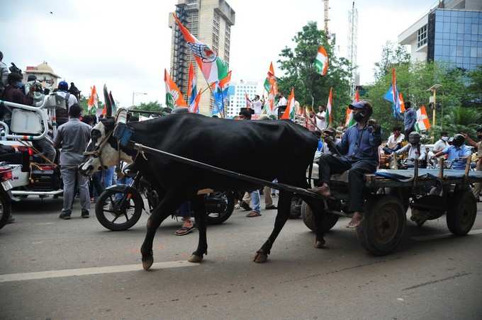 ಎತ್ತಿನಗಾಡಿಯಲ್ಲಿ ಸಾಗಿ ಬಂದಿರುವ ಕಾಂಗ್ರೆಸ್‌ ಕಾರ್ಯಕರ್ತರು