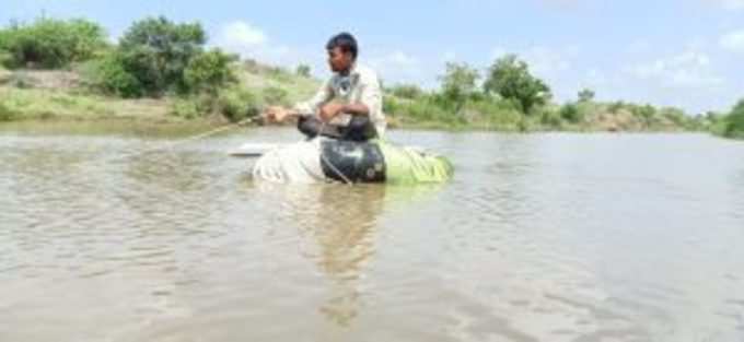 10 ફૂટ પાણીમાં ડૂબેલા રહે છે રોડ