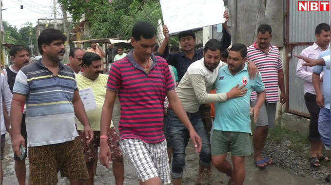 पटना: जलजमाव से परेशान लोगों ने पानी में उतर कर किया विरोध प्रदर्शन, LNT ऑफिस को घेरा