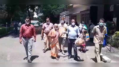 coronavirus in ahmednagar : मस्तच! करोनाला हरवून ९० वर्षांच्या आजीबाई परतल्या घरी
