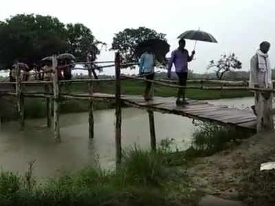 अयोध्या: प्रशासन ने नहीं सुनी गुहार, गांववालों ने खुद ही बना डाला पुल
