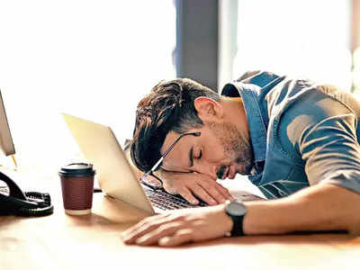 Uncontrolled Sleep: नहीं सताता बॉस का डर, ये लोग ऑफिस में काम करते-करते सो जाते हैं