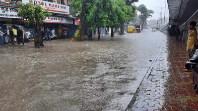 Mumbai Rain: आला रे... मुंबईत पावसाची संततधार; रस्ते, गल्ल्या तुंबल्या