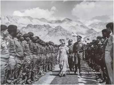 ...जब भारतीय सेना के जवानों का हौसला बढ़ाने लेह पहुंचीं थीं इंदिरा गांधी