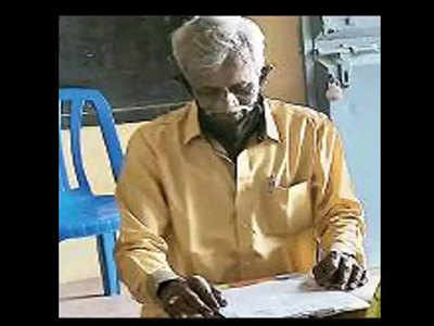 कर्नाटकः 55 साल की उम्र में 10वीं की परीक्षा दे रहे यह हेड कॉन्स्टेबल