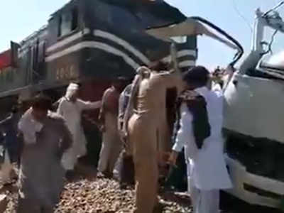पाकिस्तान: पंजाब में भयानक ट्रेन हादसा, वैन से टक्कर में सिख यात्रियों समेत 29 की मौत, कई घायल