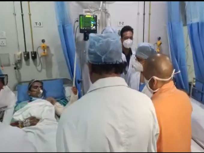 सीएम योगी आदित्‍यनाथ ने अस्‍पताल में इलाज करा रहे घायल पुलिसवालों से मुलाकात की और उनका हालचाल लिया।