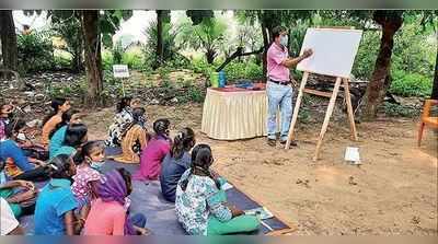 ক্লাসের ‘তালা’ খুলতে গাছের নীচে পঠনপাঠন