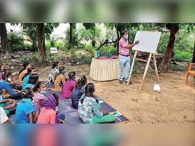 ক্লাসের ‘তালা’ খুলতে গাছের নীচে পঠনপাঠন