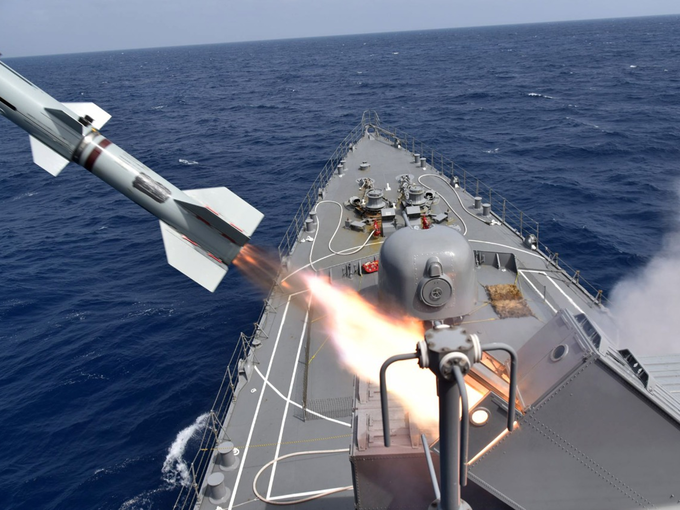 अमेरिकी नौसेना ने द‍िया चीन को सख्‍त संदेश