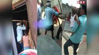 Viral Video: घर आई महिला से नशे में धुत्त पुलिसवाले ने पकड़ा, चीख-पुकार सुन लोगों ने किया ये हाल