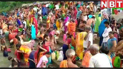 बिहार: गुरु पूर्णिमा में गंगा घाटों पर उमड़ी श्रद्धालुओं की भीड़