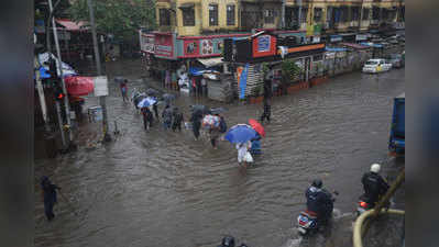 heavy rains in mumbai : मुंबईत पावसाचं धुमशान; पाणी तुंबले; पुढचे चोवीस तास जोरदार बरसणार