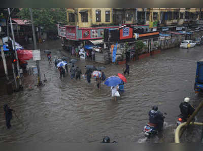 heavy rains in mumbai : मुंबईत पावसाचं धुमशान; पाणी तुंबले; पुढचे चोवीस तास जोरदार बरसणार