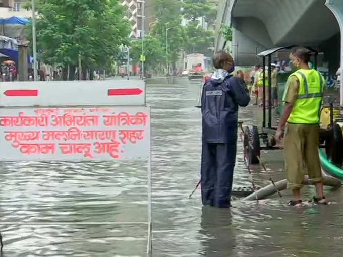 सड़कों से पानी निकालने का काम जारी