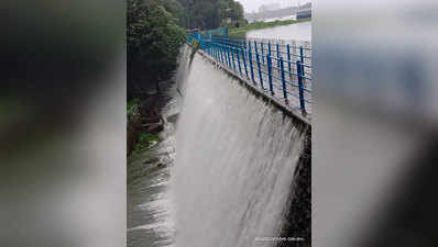 mumbai rains: मस्तच! पावसाची जोरदार हजेरी; पवई तलाव भरून वाहू लागला